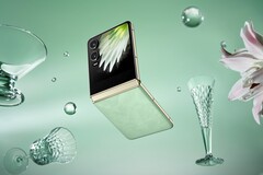 Tecno Phantom V Flip 2 的上盖显示屏比前代产品更大。(图片来源:Tecno)
