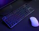 Turtle Beach Vulcan II TKL 游戏键盘与台式机上的鼠标相邻