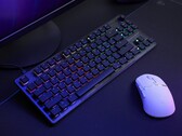 Turtle Beach Vulcan II TKL 游戏键盘与台式机上的鼠标相邻