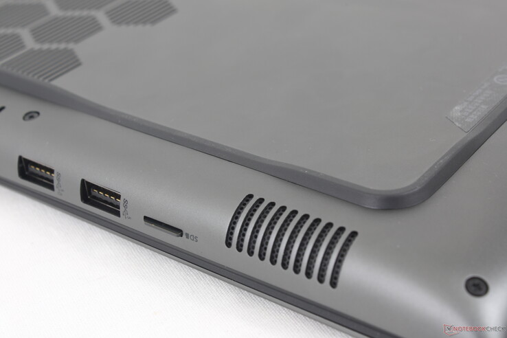 完全插入的 MicroSD 读卡器与边缘齐平