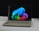 配备骁龙 X2 Elite 芯片的华硕 Zenbook A14 笔记本电脑在屏幕上显示 Windows 桌面