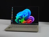 配备骁龙 X2 Elite 芯片的华硕 Zenbook A14 笔记本电脑在屏幕上显示 Windows 桌面