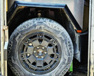Cybertruck 冬季轮胎尺寸以及钢质表面和悬挂系统特写