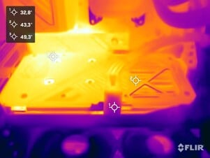 压力测试中的 ZotacGeForce RTX 5060 AMP