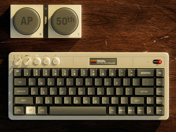 8BitDo 复古 68 键盘 AP50th 限量版配有两个无线超级按钮。