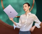 A14 Air 2026在中国市场的起售价约为1,003美元。图为一张展示该笔记本电脑轻薄设计的宣传照。