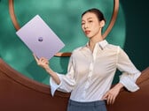 A14 Air 2026在中国市场的起售价约为1,003美元。图为一张展示该笔记本电脑轻薄设计的宣传照。