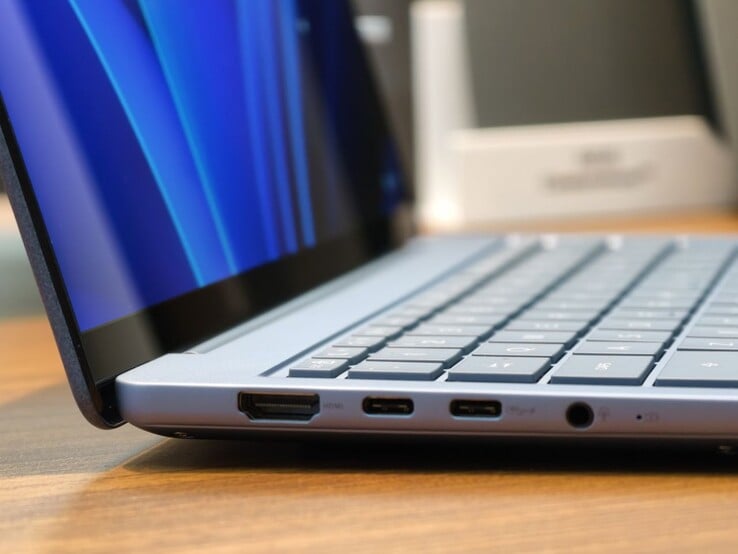 Zenbook 14 的左侧有一个 HDMI 端口、两个 USB-C 端口和一个耳机插孔,右侧有一个 USB-A 端口。