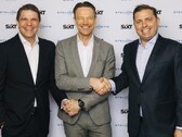 Sixt-Stellantis 交易完成：Alexander Sixt（Sixt 公司联席首席执行官）、Uwe Hochgeschurtz（Stellantis 公司扩大后欧洲地区首席运营官）、Konstantin Sixt（Sixt 公司联席首席执行官）--从左到右。