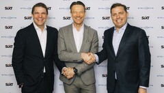 Sixt-Stellantis 交易完成：Alexander Sixt（Sixt 公司联席首席执行官）、Uwe Hochgeschurtz（Stellantis 公司扩大后欧洲地区首席运营官）、Konstantin Sixt（Sixt 公司联席首席执行官）--从左到右。