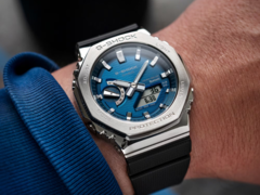 卡西欧新款 G-Shock GBM-2100A-2B（如图）和 GBM-2100A-4B 手表在英国上市。(图片来源：卡西欧）