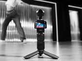 大疆创新公司的 Osmo Pocket 4 可实现 4K 240fps 慢镜头，而 Pocket 3（如图）只能实现 4K 120fps 慢镜头。