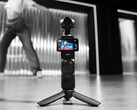 大疆创新公司的 Osmo Pocket 4 可实现 4K 240fps 慢镜头,而 Pocket 3(如图)只能实现 4K 120fps 慢镜头。