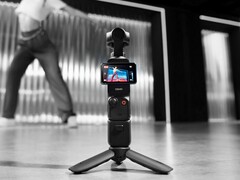 大疆创新公司的 Osmo Pocket 4 可实现 4K 240fps 慢镜头，而 Pocket 3（如图）只能实现 4K 120fps 慢镜头。