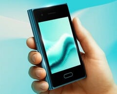据预计,HMD Global 即将推出一款屏幕更大的姊妹机型,与图中展示的 HMD Touch 一同上市。