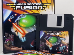 图为带有软盘主题 USB 驱动器的 Hyper Sentinel Fusion 滑出式盒子