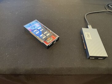 装有两架 Airjet Minis 的固态硬盘。(照片：Andreas Sebayang/Notebookcheck.com)