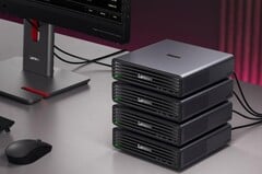 最多可将四台联想 ThinkCentre X Ultra 迷你电脑集群化，组成一台功能强大的 AI 服务器。