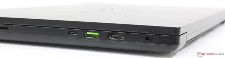 右边。SD读卡器、USB-C 3.2 Gen. 2（含Thunderbolt 4 + DisplayPort + Power Delivery）、USB-A 3.2 Gen. 2、HDMI 2.1、Kensington锁