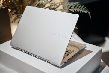 华硕 Vivobook S 16（来源：Alex Waetzel for Notebookcheck）