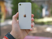 预计下一代 iPhone SE 的外观将与目前的第三代机型完全不同。(图片来源：Onur Binay - Unsplash）