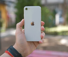 预计下一代 iPhone SE 的外观将与目前的第三代机型完全不同。(图片来源：Onur Binay - Unsplash）