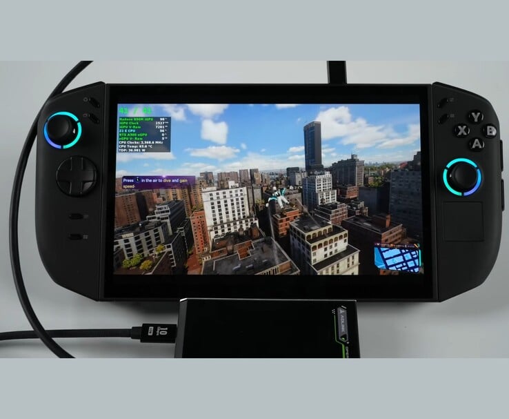 运行《蜘蛛侠 2》的联想Legion Go 2 手持游戏 PC，通过 USB4 连接到 Adlink Pocket AI 外部 GPU，进行电池供电的双 GPU 测试。(图片来源：ETA PRIME via YouTube）