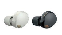 没有附带充电盒的 WF-1000XM5。(图片来源:u/_Snoopytech_)