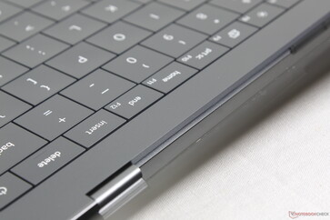 简约设计，后部设有通风栅格