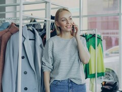 装饰图像。一个站在服装店里的人