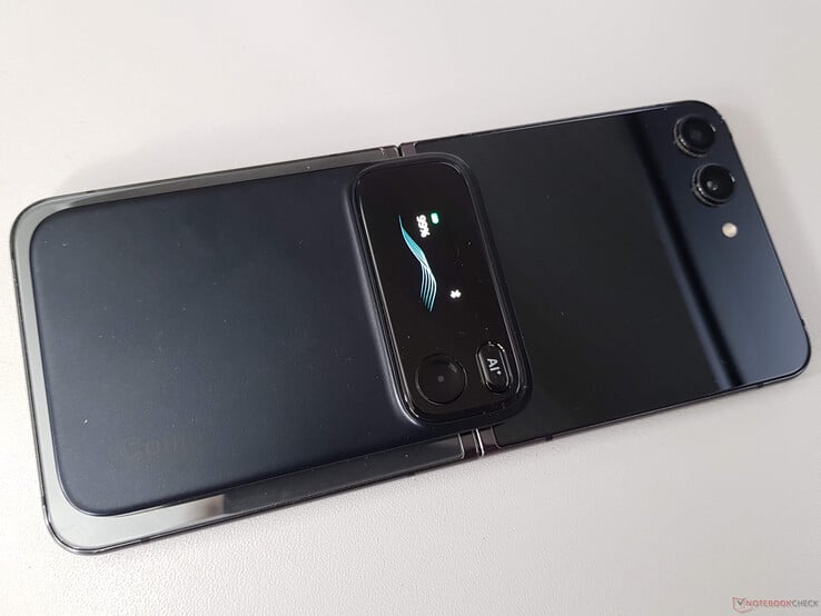 Comu Action Pro 可以通过磁铁吸附在智能手机背面,但它的厚度明显比 Plaud Note Pro 等产品要厚得多。