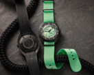 新款时度表 Sub 300 Carbon Seafoam 限量版（如图）有两种表带可供选择。(图片来源：Watches of Switzerland）
