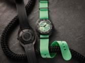 新款时度表 Sub 300 Carbon Seafoam 限量版（如图）有两种表带可供选择。(图片来源：Watches of Switzerland）