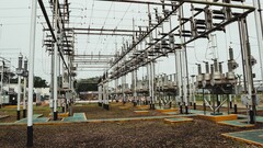 人工智能发展的真正瓶颈：一个典型的变电站，代表了微软首席执行官萨蒂亚-纳德拉（Satya Nadella）提到的当地电网容量挑战。(图片来源：Freepik.com） 