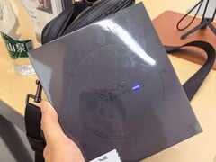 这似乎是即将发布的Vivo X500的零售包装盒