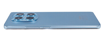 右侧：音量、电源按钮