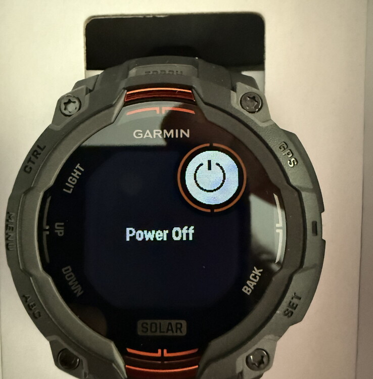 Garmin Instinct 3 的第二个小显示屏没有正确居中（图片来源：eastexo, Reddit）