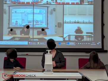 即使从房间的后面，集线器也能检测到我（投影屏幕的右侧和顶部）