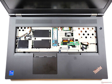 ThinkPad P17 G2。拆除键盘