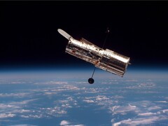 哈勃太空望远镜在地球轨道上的图像（图片来源：欧空局；已裁剪）