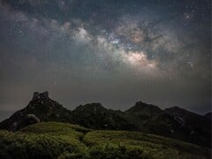 显示山脉和银河系的图片。(图片来源:Kanenori - Pixabay)