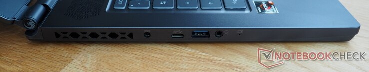 左侧。电源、USB-C 3.2 Gen 2、USB-A 3.2 Gen 2、音频