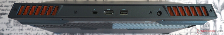 背面USB-C 3.2 Gen 2（含 DisplayPort）、HDMI 2.1、USB-A 3.2 Gen 1、电源输入端子