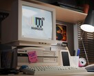 台式机上的 Maingear Retro95 预制游戏电脑（图片来源：Maingear PR）