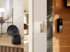 从左到右（如图），飞利浦 Hue Secure 2K 有线摄像头、Hue Smart Chime 和 Hue Secure 有线视频门铃。(图片来源：飞利浦 - 编辑）