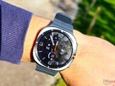 据最新爆料显示，三星Galaxy Watch Ultra 2采用了全新设计，其风格与Galaxy Watch 9 Classic有些相似，而后者最终并未上市。