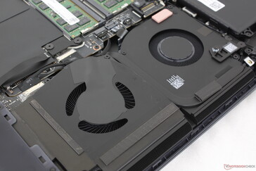 内部风扇比 Alienware 16 Area-51 大