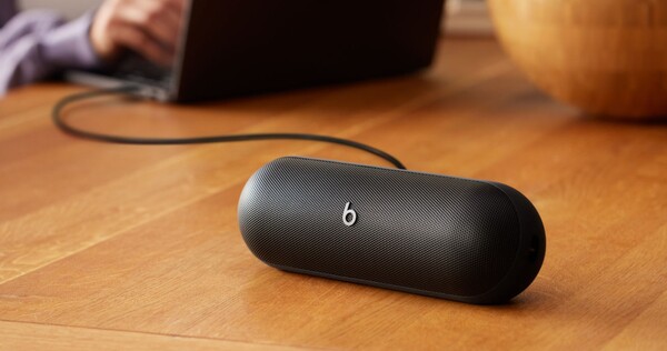 Beats Pill 可在有线模式下使用，因为它支持 USB-C 音频。(图片来源：Apple ）。