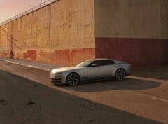 傍晚阳光下高墙前的 Jaguar Type 01 EV