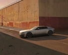 傍晚阳光下高墙前的 Jaguar Type 01 EV